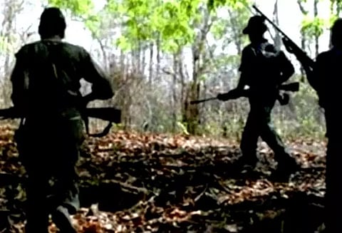 கட்சிரோலியில் 2 நக்சலைட்டுகள் போலீசில் சரண்; தலைக்கு ரூ.6 லட்சம் சன்மானம் அறிவிக்கப்பட்டவர்கள்