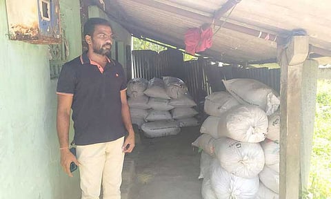 பெண்ணாடம் அருகே வீட்டில் பதுக்கி வைத்திருந்த 2½ டன் ரேஷன் அரிசி பறிமுதல்