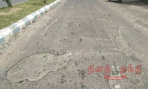 போக்குவரத்து நிறைந்த சாலையில் பள்ளங்கள்