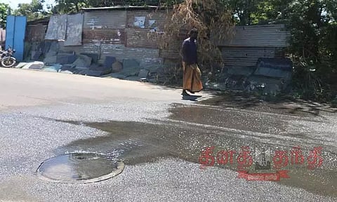 பாதாள சாக்கடை நிரம்பி சாலையில் ஓடிய கழிவுநீர்