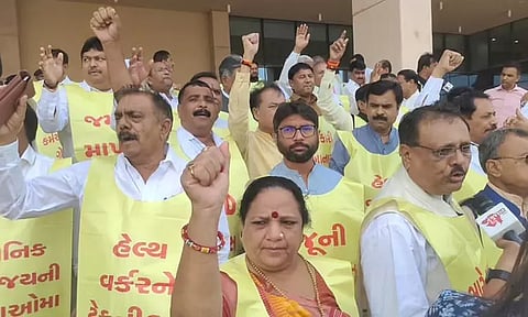 குஜராத் சட்டசபையில் அமளி: 14 காங்கிரஸ் எம்.எல்.ஏ.க்கள் இடைநீக்கம்