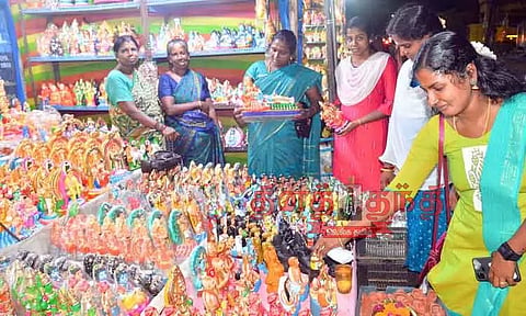 மயிலாப்பூரில் விதவிதமான வடிவங்களில் கண்ணை கவர்ந்த கொலு பொம்மைகள் விற்பனை.