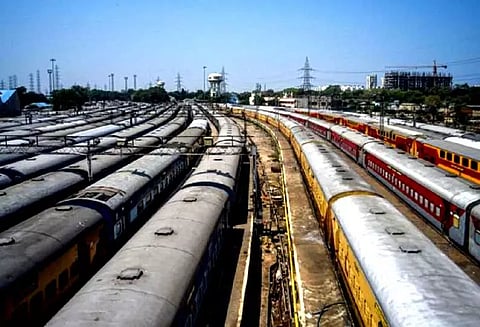 தாதர் ரெயில் நிலையத்தில் சிக்னல் கோளாறால் ரெயில் சேவை பாதிப்பு- பயணிகள் அவதி