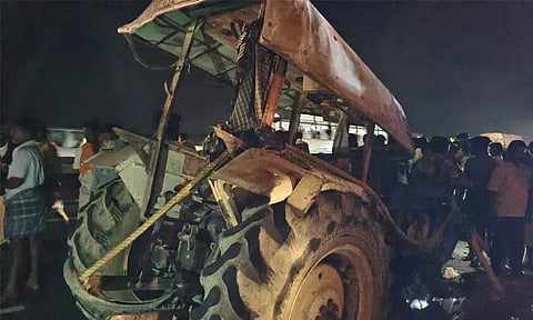 கள்ளக்குறிச்சி: டிராக்டர் மீது அரசு பஸ் மோதிய விபத்தில் 2 தொழிலாளர்கள் பலி - 7 பேர் படுகாயம்