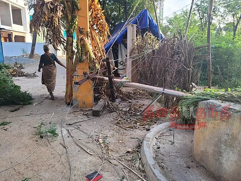 3 நாட்களாக மின்சாரம் இல்லாமல் தவிக்கும் கிராம மக்கள்