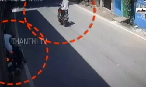 குமரியில் அடுத்தடுத்து சங்கிலி பறிப்பு - செயின் திருடர்களால் டூவீலருடன் விபத்தில் சிக்கிய தம்பதி