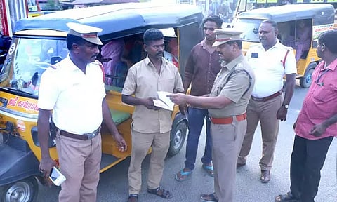 கடலூரில், போக்குவரத்து விதிமீறல்: 4 லாரிகள், 16 ஆட்டோக்கள் பறிமுதல் ரூ.4 லட்சம் அபராதம் வசூல் செய்து மோட்டார் வாகன ஆய்வாளர் நடவடிக்கை