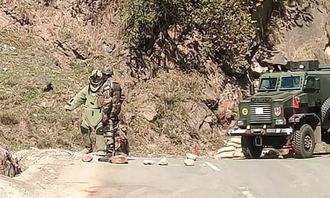 காஷ்மீரில் எல்லை கட்டுப்பாட்டு கோடு அருகே சக்தி வாய்ந்த வெடிகுண்டு பறிமுதல்