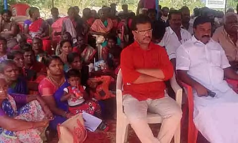 கீரனூர் தாலுகா அலுவலகத்தில் காத்திருப்பு போராட்டம்