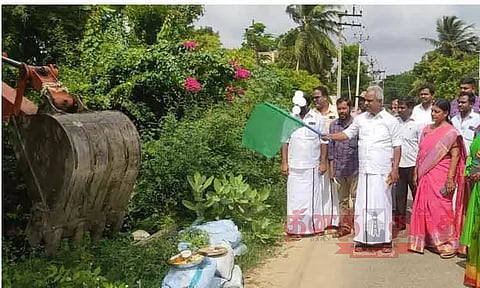 வாய்க்கால் தூர்வாரும் பணி