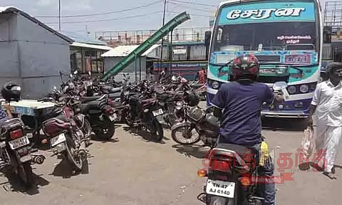 கரூர் பஸ்நிலையத்தில் இருசக்கர வாகனங்கள் நிறுத்த தனி பார்க்கிங் வசதி ஏற்படுத்தப்படுமா?