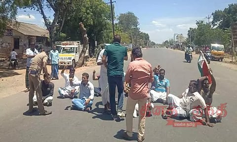 பாப்புலர் பிரண்ட் ஆப் இந்தியா அமைப்பினர் சாலை மறியல்