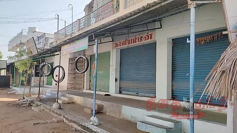 மாணவர்களை தாக்கியதாக 3 பேர் மீது வழக்கு: பெரிய மணலியில் கடைகள் அடைப்பு