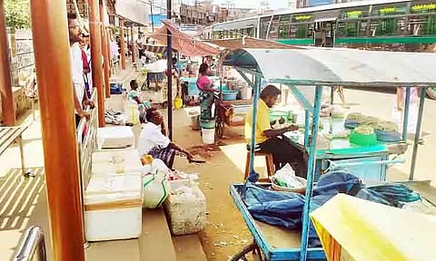 மத்திய பஸ் நிலையத்தை ஆக்கிரமித்த கடைகளால் பயணிகள் அவதி