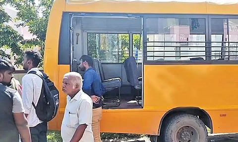 அவசர வழி கதவு உடைந்ததால் பள்ளி வேனில் இருந்து விழுந்த மாணவி படுகாயம் - நிர்வாகத்தை கண்டித்து பொதுமக்கள் ஆர்ப்பாட்டம்