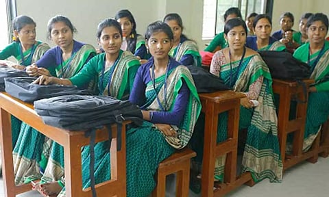 பி.எட் மாணவர் சேர்க்கைக்கான ஆன்லைன் விண்ணப்பம் நாளை முதல் தொடங்குகிறது