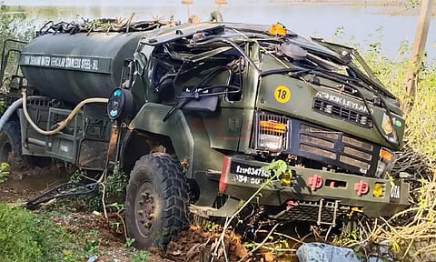 செங்கல்பட்டு: ராணுவ வாகனம் ஏரியில் கவிழ்ந்து விபத்து - 2 வீரர்கள் காயம்