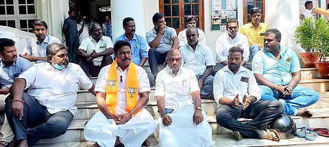 பா.ஜ.க.-சுயேச்சை எம்.எல்.ஏ.க்கள் உண்ணாவிரதம்