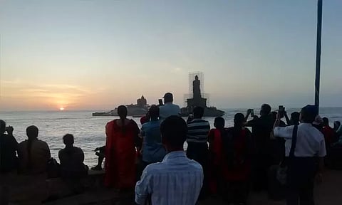 கன்னியாகுமரி கடற்கரையில் சூரிய உதயம் காண குவிந்த சுற்றுலா பயணிகள்