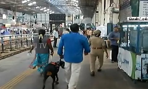 கோவை பெட்ரோல் குண்டுவீச்சு சம்பவம் எதிரொலி - சென்னை சென்ட்ரல் ரெயில் நிலையத்தில் சோதனை