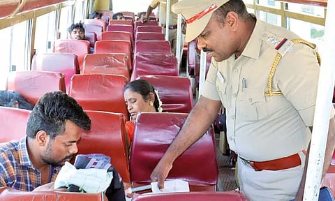 சட்டவிரோதமாக தங்கியுள்ள வெளிநாட்டினர் நடமாட்டத்தை கண்டறிய தமிழக-ஆந்திர எல்லைப் பகுதியில் தீவிர வாகன சோதனை - போலீசார் 'உஷார்' நடவடிக்கை