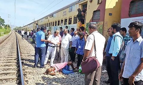 திருத்தணி ரெயில் நிலையம் அருகே ரெயில் முன் பாய்ந்து தற்கொலைக்கு முயன்ற முதியவர்- 'பிரேக்' பிடித்து சாதுர்யமாக செயல்பட்ட டிரைவர்