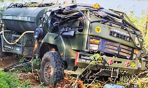 ராணுவ வாகனம் ஏரியில் கவிழ்ந்து விபத்து - 2 வீரர்கள் காயம்