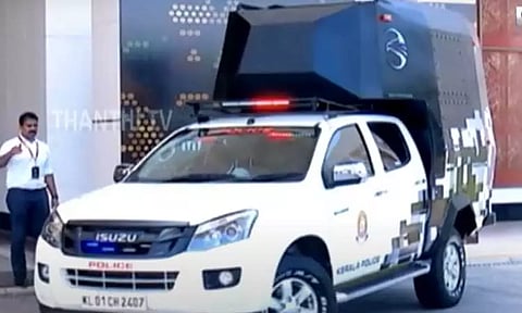 அனுமதியின்றி பறக்கும் ட்ரோன்களை பிடிக்க வாகனம்: அறிமுகம் செய்த கேரள காவல்துறை