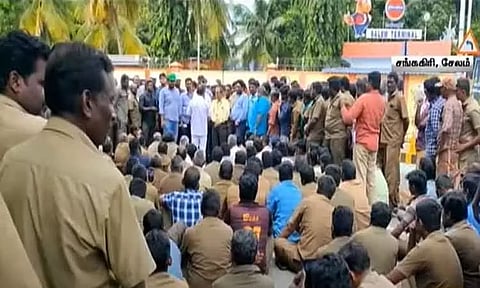 சேலம் சங்ககிரி அருகே லாரி ஓட்டுநர்களின் திடீர் போராட்டத்தால் பரபரப்பு