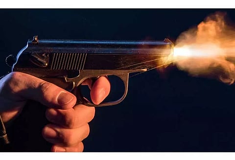 8 வயது மகளை துப்பாக்கியால் சுட்ட கட்டுமான அதிபர்- மனைவியுடன் ஏற்பட்ட தகராறில் ஆத்திரம்