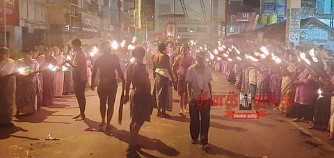 மாரியம்மன் கோவில் திருவிழாவில் பக்தர்கள் தீப்பந்தம் ஏந்தி ஊர்வலம்