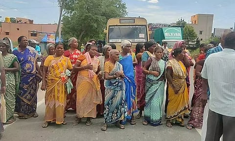 செஞ்சி அருகே கிராம மக்கள் சாலை மறியல்