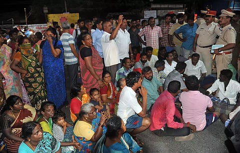 மின்தடையை கண்டித்து பொதுமக்கள் சாலைமறியல்