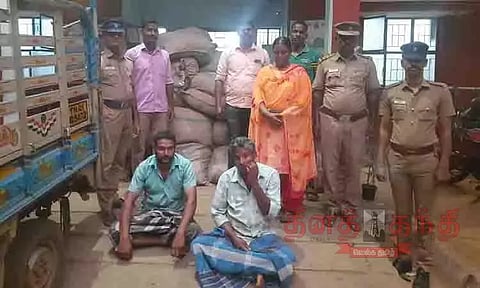 தடை செய்யப்பட்ட புகையிலை பொருட்களை ஏற்றி வந்த 2 சரக்கு ஆட்டோக்கள் பறிமுதல்
