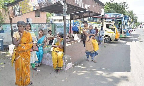 பயணிகள் நிழற்குடை அமைக்கப்படுமா?