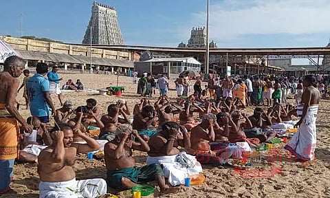 திருச்செந்தூரில், மகாளய அமாவாசையை முன்னிட்டு கோவில் கடற்கரையில் முன்னோர்களுக்கு தர்ப்பணம் கொடுத்து வழிபாடு