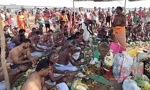 முன்னோர்களுக்கு தர்ப்பணம் கொடுக்க நீர்நிலைகளில் குவிந்த பொதுமக்கள்
