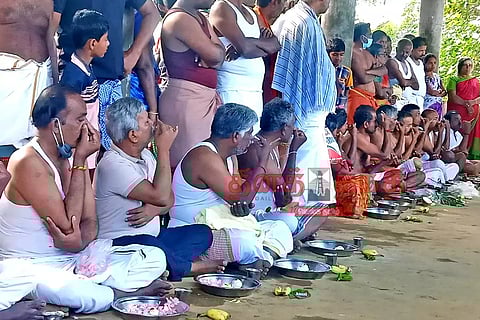 மகாளய அமாவாசையையொட்டி காவிரி ஆற்றில் குவிந்த பொதுமக்கள் முன்னோர்களுக்கு தர்ப்பணம் கொடுத்தனர்