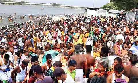 ஸ்ரீரங்கம் அம்மா மண்டபம் படித்துறையில் குவிந்த பொதுமக்கள்