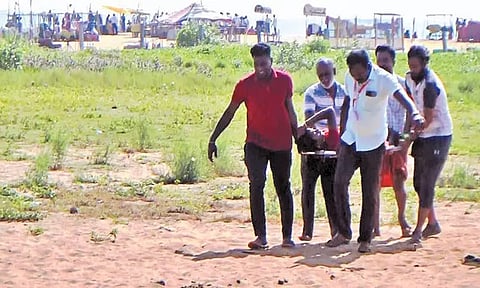 மாமல்லபுரம் கடற்கரையில் தர்ப்பணம் கொடுக்க வந்த பெண்ணுக்கு திடீர் மாரடைப்பு