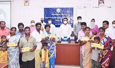 குறைகேட்பு கூட்டத்தில் 5 பேருக்கு இலவச வீட்டுமனை பட்டா