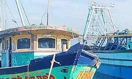 மீனவர்களை மீட்க சென்ற மற்றொரு விசைப்படகு, கடலில் மூழ்கியது