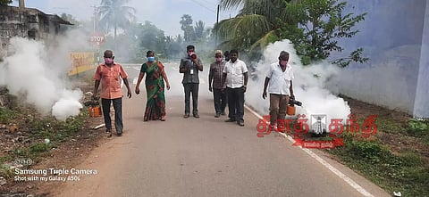 மின்னாம்பள்ளி ஊராட்சியில் கொசு மருந்து அடிக்கும் பணி தீவிரம்