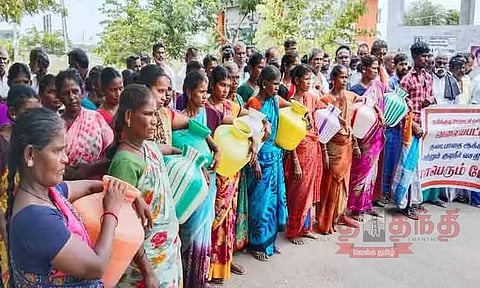குடிநீர் வசதி கேட்டு காலிகுடங்களுடன் கலெக்டர் அலுவலகத்திற்கு வந்த கிராம மக்கள்
