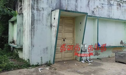 குளிர்சாதன பெட்டி இல்லாததால் அழுகி வரும் உடல்கள்