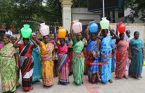 நெல்லை கலெக்டர் அலுவலகத்தில் காலிக்குடங்களுடன் பெண்கள் முற்றுகை குடிநீர் பிரச்சினையை தீர்க்க வலியுறுத்தல்