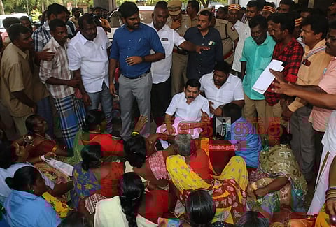 நெல்லை மாநகராட்சியில் தூய்மை பணியாளர்கள் முற்றுகை போராட்டம்