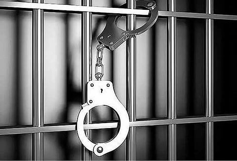 துப்பாக்கி முனையில் டிரைவரை மிரட்டி இரும்பு கம்பிகளுடன் லாரியை கடத்தி சென்ற 4 பேர் கைது