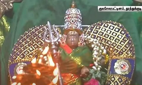 தசரா திருவிழாவின் 2-வது நாள் - குலசேகரப்பட்டினம் முத்தாரம்மனுக்கு சிறப்பு அபிஷேகம்