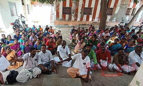கூடுதல் ஆசிரியர்களை நியமிக்கக்கோரி பெற்றோர் முற்றுகை போராட்டம்